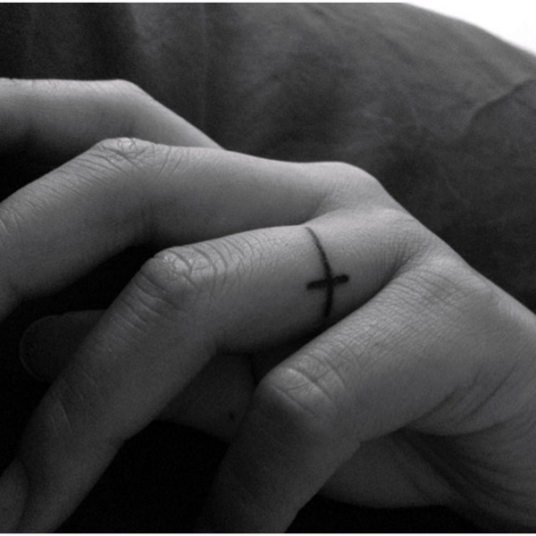 Finger Tattoo Ideas and Designs (17)