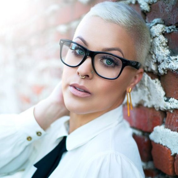 beautiful-bald-women-styles0011