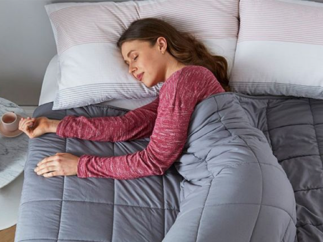 What Are The Benefits Of Sleeping With A Weighted Blanket? - Fashion Enzyme